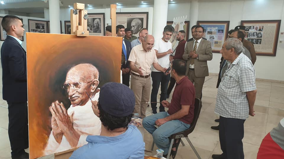 دعت سفارة جمهورية الهند في بغداد مجموعة من الرسامين العراقيين لرسم شخصية المهاتما غاندي