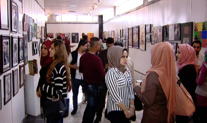 افتتح قسم الفنون التشكيلية في كلية الفنون الجميلة معرض طلبة فرع الكرافيك على قاعة المعرض الدائم