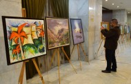 نظمت جمعية الفنانين التشكيليين العراقيين معرضاً تشكيلياً للرسم على هامش العيد الوطني لجمهورية رومانيا الصديقة