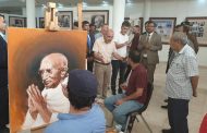 دعت سفارة جمهورية الهند في بغداد مجموعة من الرسامين العراقيين لرسم شخصية المهاتما غاندي
