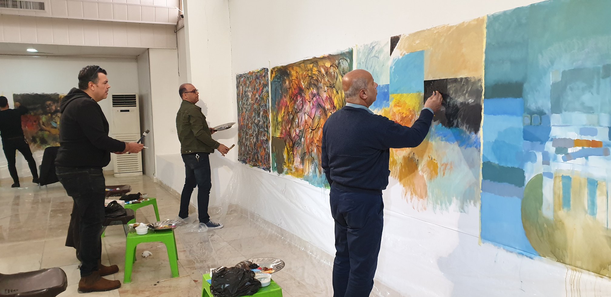 ضيفت الجمعية في مقرها العام في بغداد مجموعة من الفنانين التشكيليين في مبادرة للرسم الحر (سمبوزيوم )