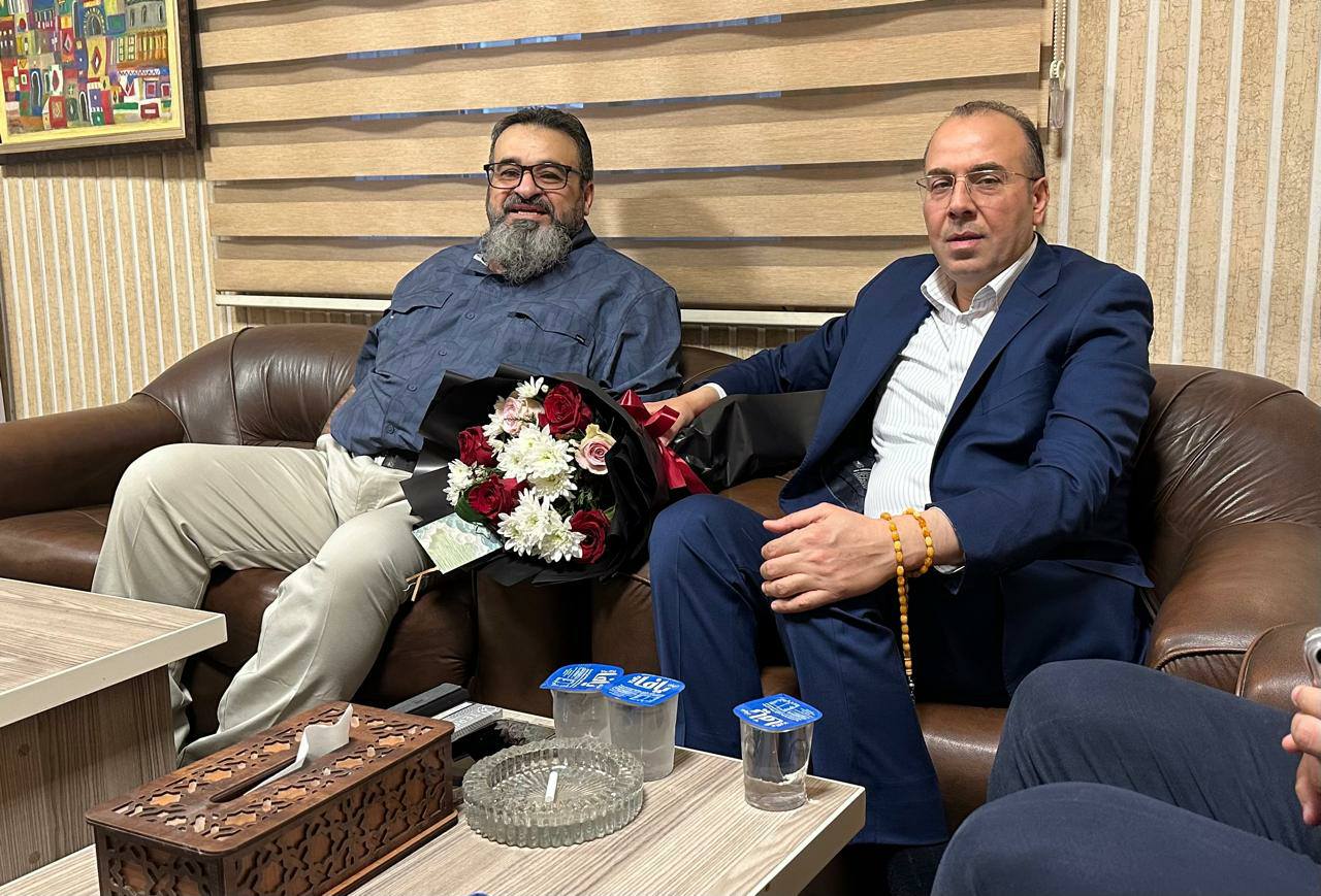 رئيس الهيئة الادارية في جمعية الفنانين التشكيليين العراقيين الفنان سعد العاني وعضو العلاقات الخارجية في الجمعية الفنان مؤيد محسن يزوران مقر الاتحاد العام للادباء والكتاب في العراق